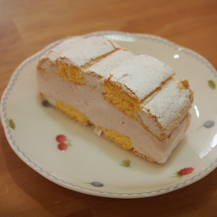 いちごクリームのカーディナルシュニッテン