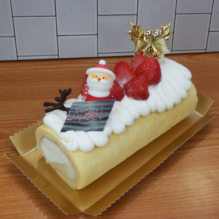 ノエルフレーズ(いちごクリームを巻いてます)